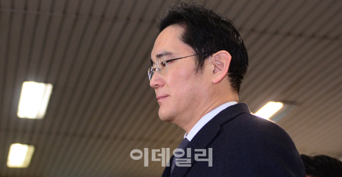 [포토]특검, 이재용 부회장 재소환…삼성 "뇌물공여 아니다" 반박