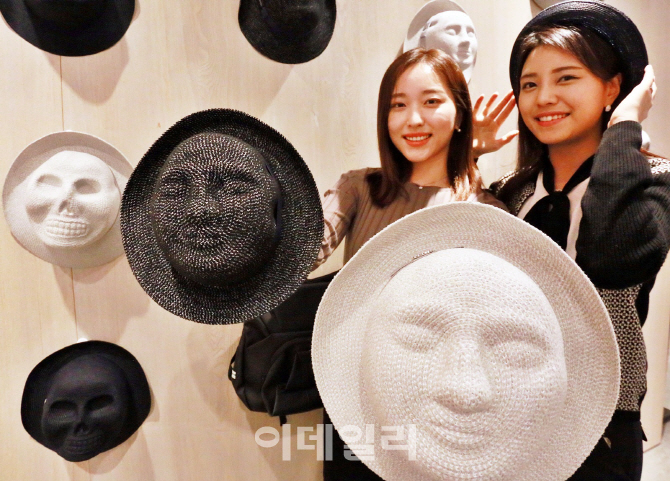 [포토]갤러리아 "얼굴 본뜬 '페도라'로 개성 만점 뽐내세요"