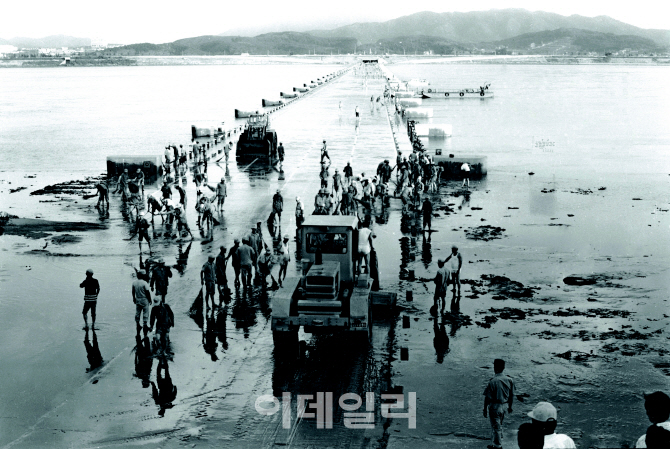[포토] (서울 1974~78 모습) 물에 잠긴 잠수교 1976년