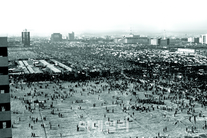 [포토] (서울 1974~78 모습) 여의도 5.16광장에 모인 군중 1978년