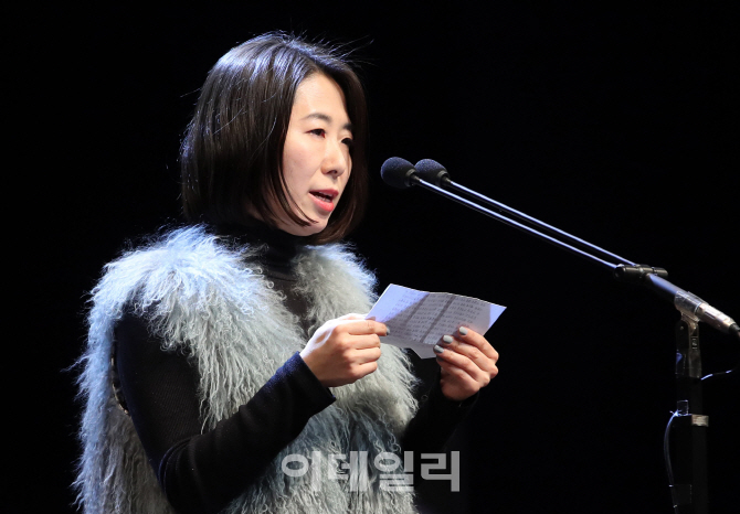 [포토]'제 4회 이데일리 문화대상’ 연극 부문 최우수상 수상 소감 말하는 류주연 극단 산수유 대...