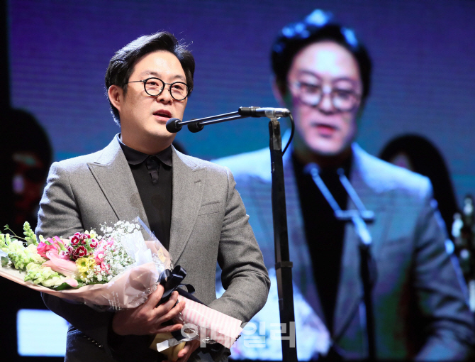 [포토]‘제4회 이데일리 문화대상’, 프런티어상 엄홍현 EMK 대표