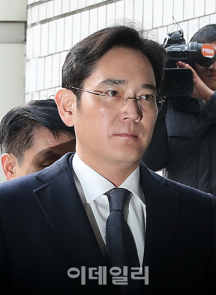 이재용 구속, 삼성 총수 첫 불명예…분위기 반전한 특검(상보)