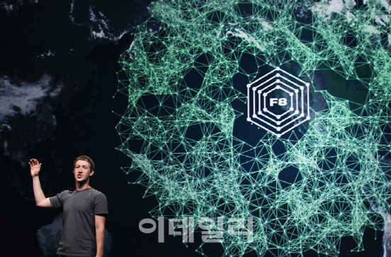 "전세계 하나로 연결" 재천명한 저커버그, 트럼프 고립주의에 핵펀치