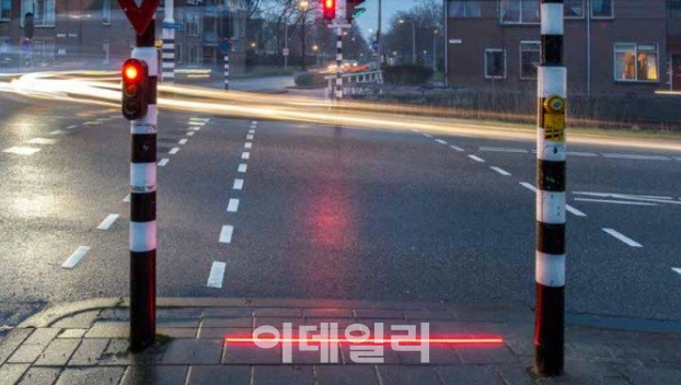 네덜란드, 스마트폰 전용 '길바닥 신호등' 시범설치