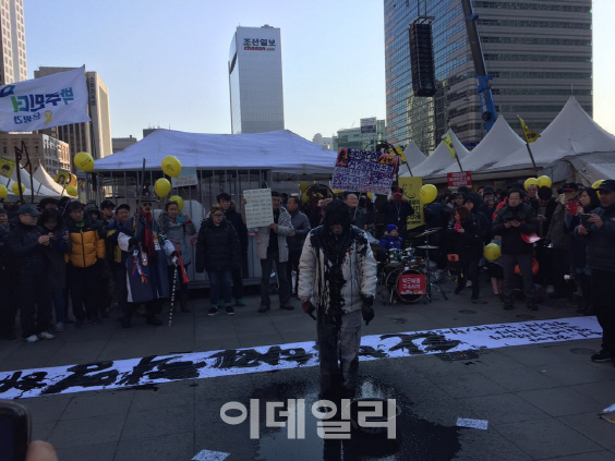 "탄핵의 주체는 국민" 시민들 자발적 퍼포먼스 이어져