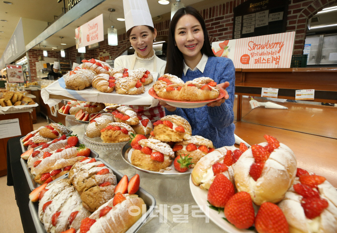 [포토]롯데마트, '봄의 여왕' 딸기 디저트 맛보세요!