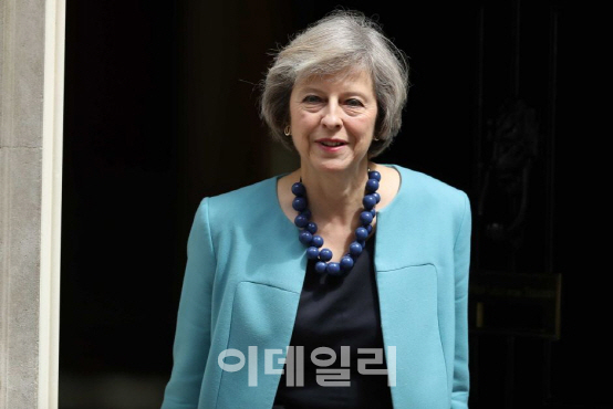 "英기업·일자리를 지켜라"…총력전 펼치는 메이 총리