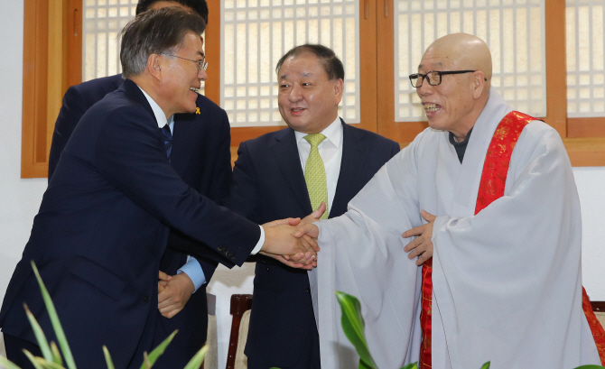 '선의' 이어 '분노'..지지층 갈리는 문재인vs안희정