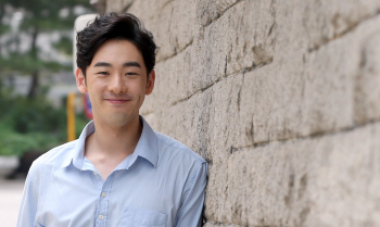 연극 '왕위 주장자들' 주역 남윤호 배우 하차