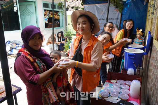 [포토]한화생명 해피프렌즈 청소년 봉사단 인도네시아 봉사활동