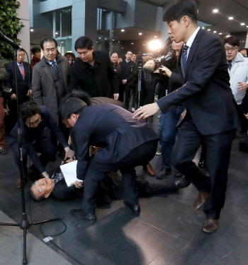 박원순 시장 축사 중 흉기 휘두른 남성, 자해로 병원行