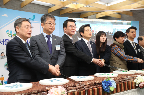 [포토]황교안 권한대행, 가좌지구 청년 행복주택 입주행사 참석