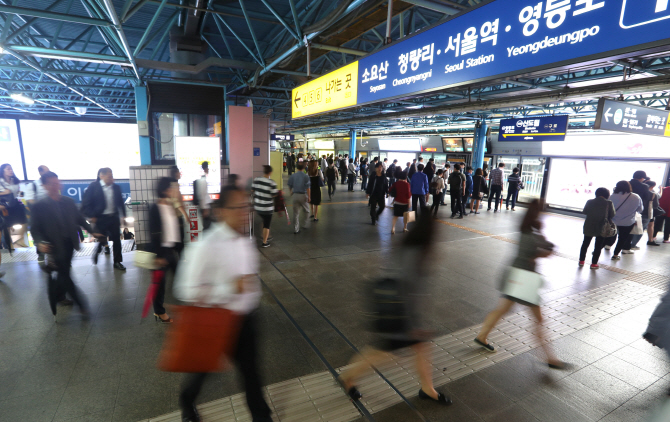 '몇백원 아끼려고' 지하철서 노인·학생 행세 얌체손님 급증