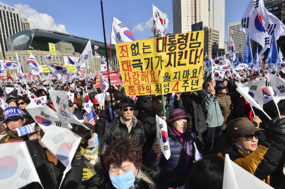 인화성 액체 휴대·대통령 비판시민 폭행…과격한 '태극기집회'