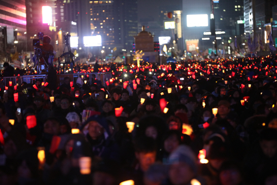 "탄핵 인용·특검 연장"…광장에 모인 6번째 100만 촛불