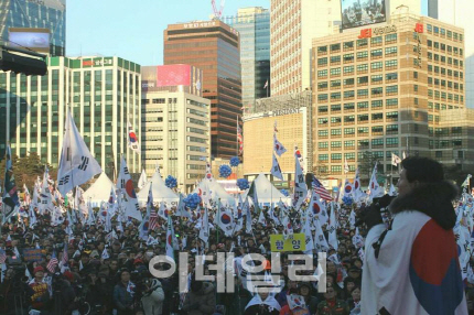 김진태 “태극기·촛불 겁나는 헌재, 탄핵 각하하면 된다”