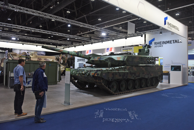  관람객 시선 끄는 탱크..IDEX                                                                                                                                                                      