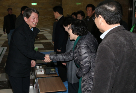 안철수 “특검연장, 구체제 청산의 기본”…국민의당 농성장 격려 방문