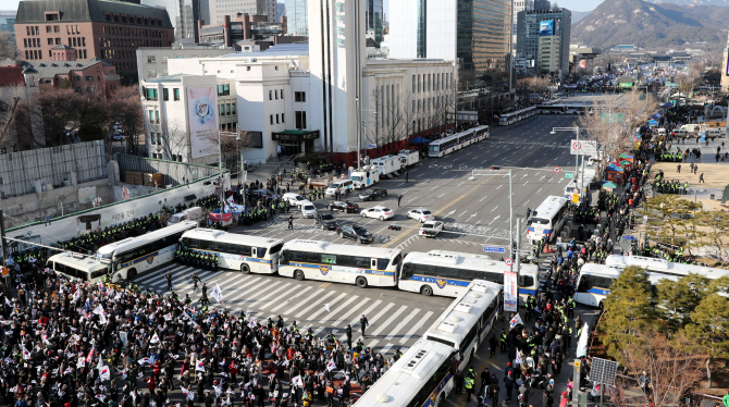 '폭주 촛불-태극기 열차'...대선주자들 헌재 결정 승복 총대매야