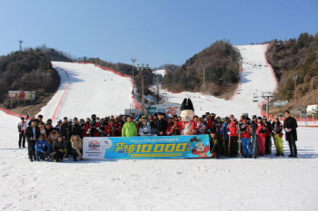 `한유망과 함께 K-winter 즐겨요`…1만명 요우커 돌파기념 행사 개최