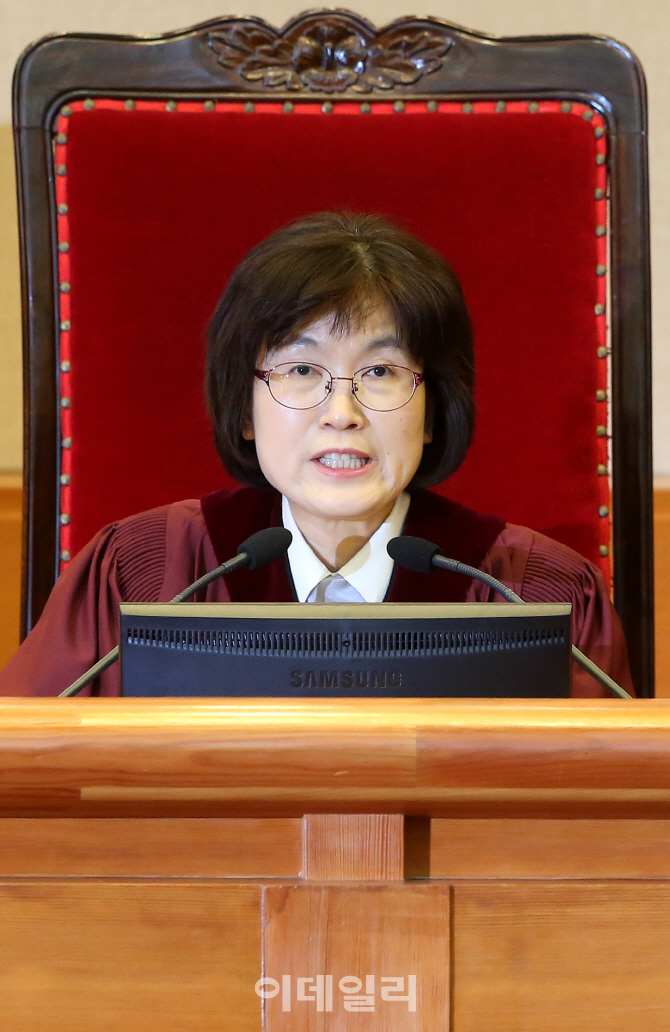 [포토]박근혜 대통령 탄핵심판사건 최종변론기일 변론하는 이정미 헌법재판소장 권한대행