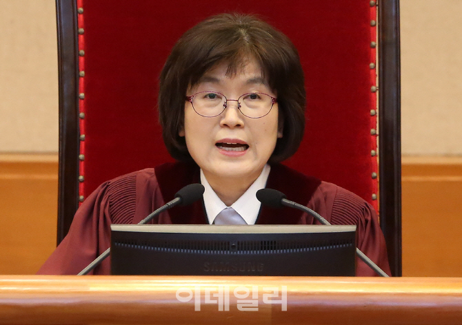 [포토]朴 대통령 탄핵심판사건 최종변론기일 변론하는 이정미 헌법재판소장 권한대행