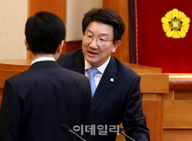 [포토]이야기 나누는 권성동 탄핵소추위원장-청구인 변호인단