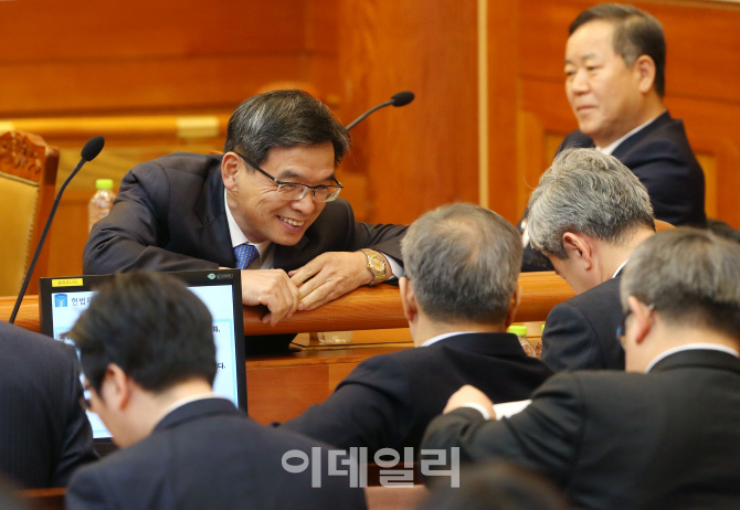 [포토]피청구인 변호사들과 이야기 나누는 이중환 변호사