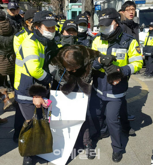 폭언·폭행, 진입 시도까지…헌재 앞 아수라장