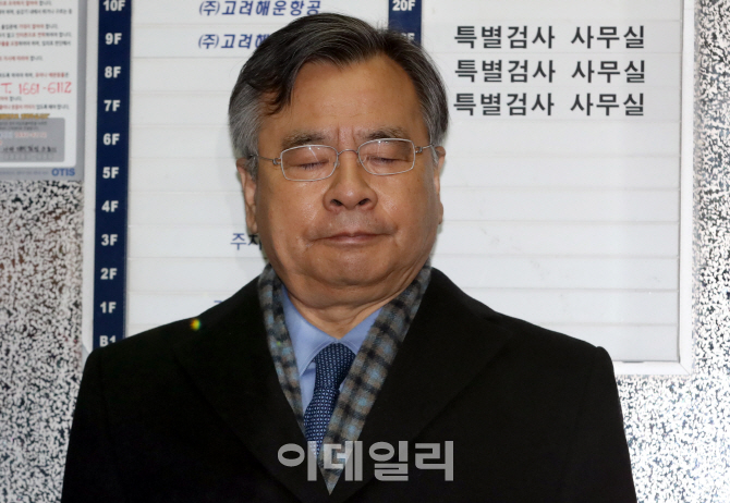 [포토]두 눈 감은 박영수 특검