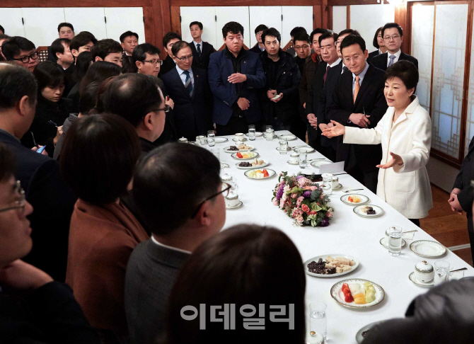 주어진 2주..朴, '무거운 침묵'이냐 '여론 맞대응'하나