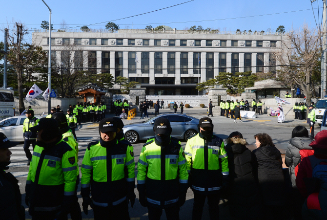 헌재, 탄핵 결정문 좌우할 문구 '중대한 법률위반' VS "부족하다"