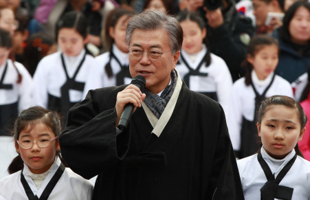 지지율 1위 탓?…연일 당 안팎 맹공 받는 文