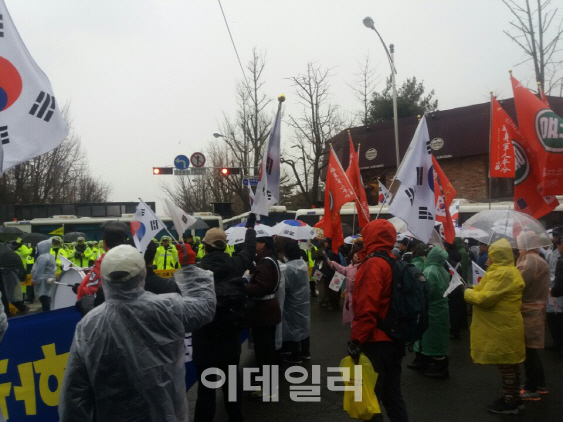 청와대 찾아간 '태극기'… "우리가 이깁니다"