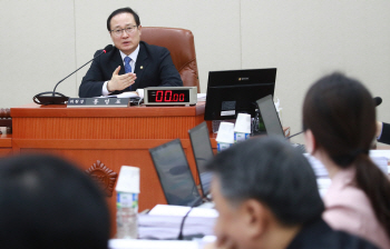 국회에 발목 잡힌 '근로시간 단축·출퇴근 산재'