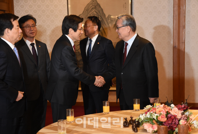 黃권한대행 "사드배치 계획대로 진행…中 반발에 대책 마련할 것"