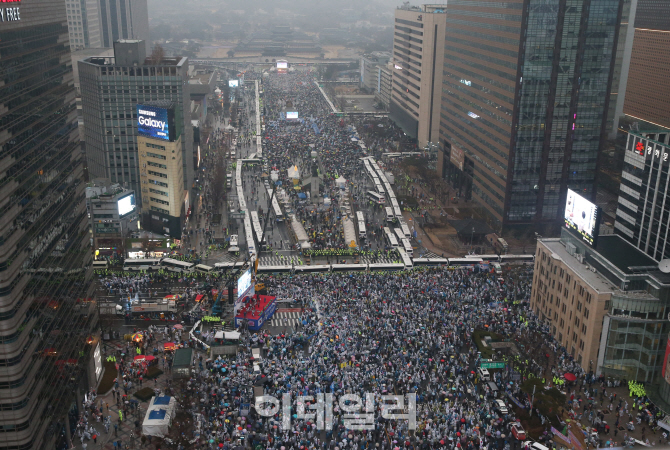 서울시, 19차 촛불집회 대비 650여명 운영·소방인력 배치