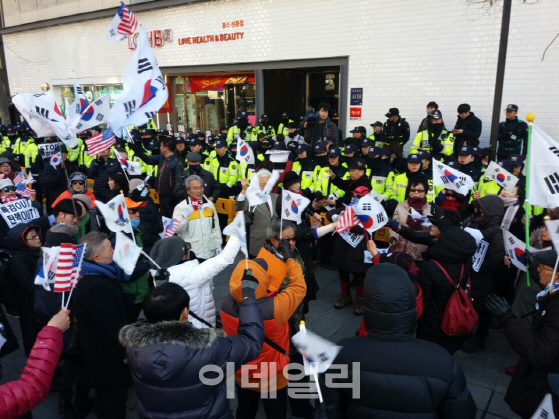 보수단체, 최종수사발표 특검에 폭언·욕설…사무실 앞 '아수라장'