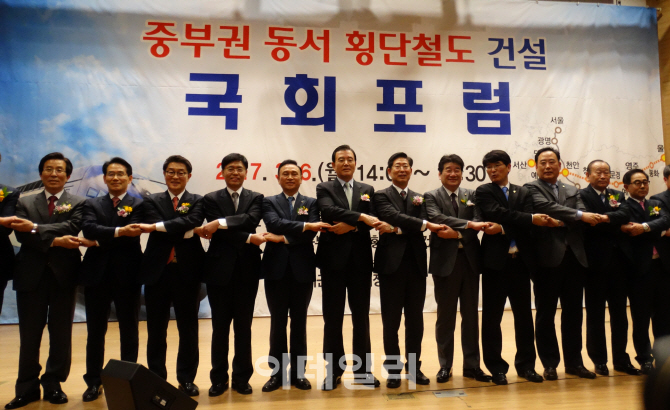 문재인 "중부권 동서 횡단철도 건설사업, 공약으로 검토"