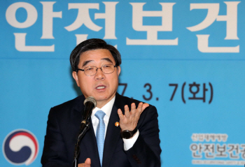 이기권 고용부 장관 "안전은 하도급 대상이 아닙니다"