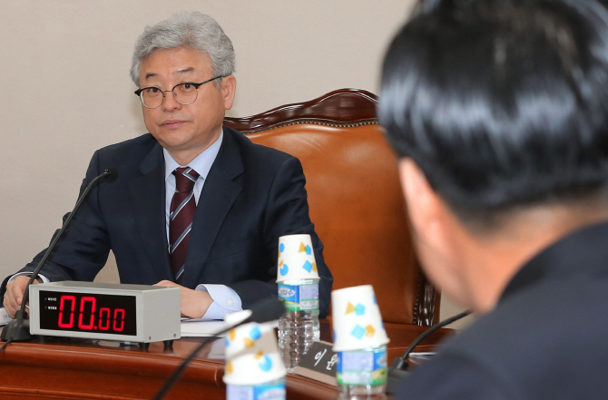 국정원 "헌재 정보 수집은 사실..도청·사찰은 없어"