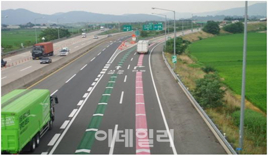 도로공사, 고속도로 나들목 분홍색·녹색 차도유도선 설치