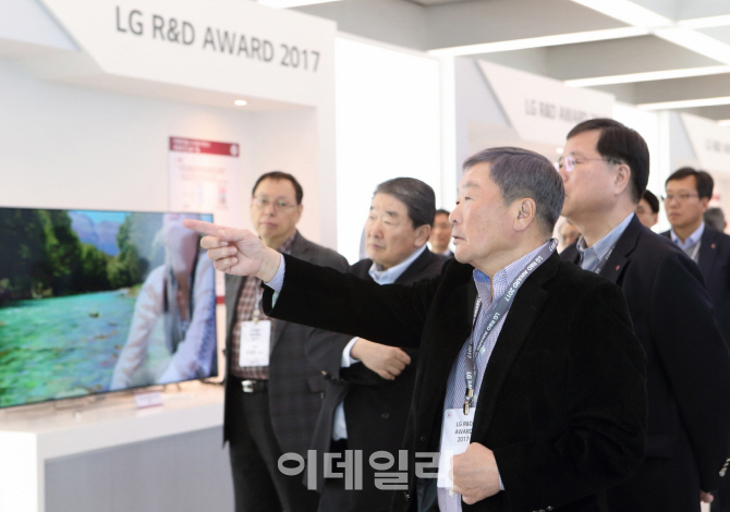 LG, 연구인력 대거 발탁 승진..'구본무의 R&D 사랑'