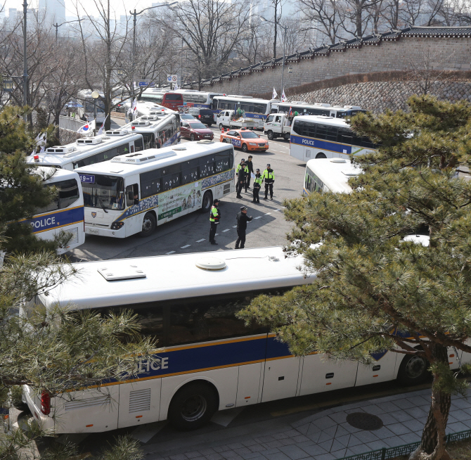 靑경비증파·수석회의..朴측 '초긴장' 모드