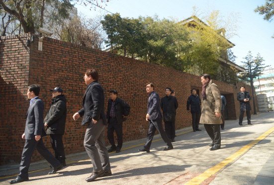 靑 총무비서관실, 박 전 대통령 삼성동 사저 도착(속보)