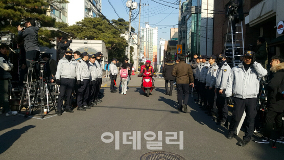 [박근혜 파면]집으로 가는 길…박 前대통령 사저 인근 '북새통'