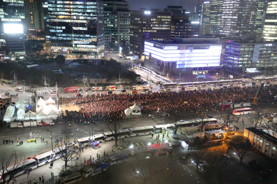 '朴 없는 봄' 맞은 3만 촛불…광화문 광장서 축제의 밤