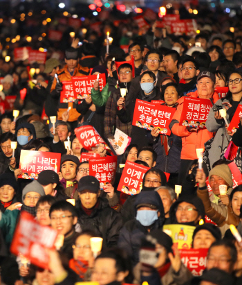 촛불  "朴퇴진은 시작일 뿐" VS 태극기 "불복종 운동 전개"