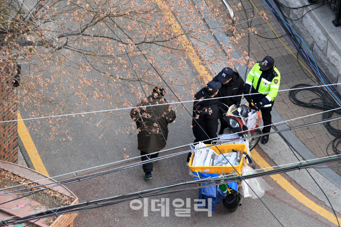 [포토]경비 강화된 박근혜 전 대통령 삼성동 사저